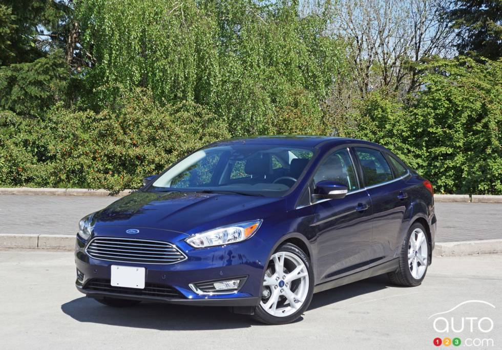 2016 Ford Focus Titanium front 3/4 view
