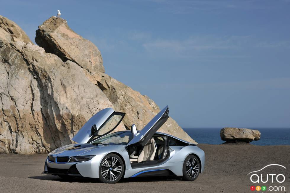 Vue de profil avec portières ouvertes de la BMW i8