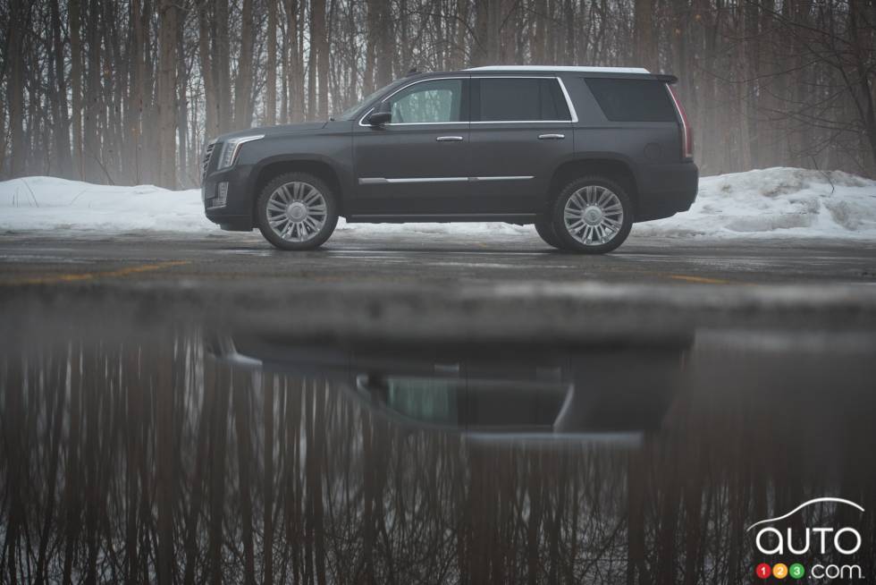 Vue de côté du Cadillac Escalade 2016