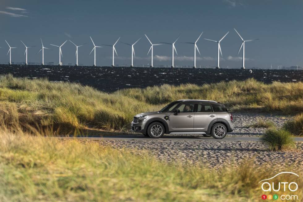2017 MINI Cooper S E Countryman ALL4 side view