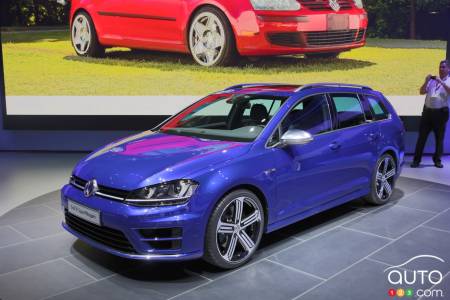 2016 Volkswagen Golf R SportWagen pictures