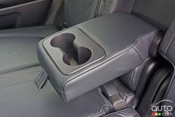 Accoudoire central arrière avec porte-gobelets du Toyota Highlander XLE AWD 2016