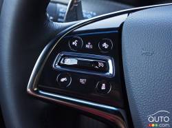 Commande pour le régulateur de vitesse sur le volant de la Cadillac ATS V Coupe 2016