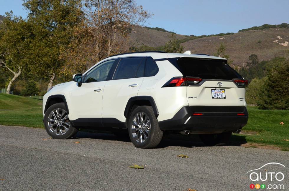 Vue 3/4 arrière du Toyota RAV4 Limited AWD 2019