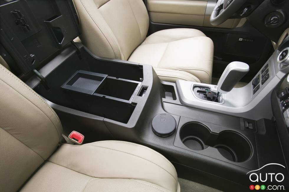 Sièges avant et appuie-bras