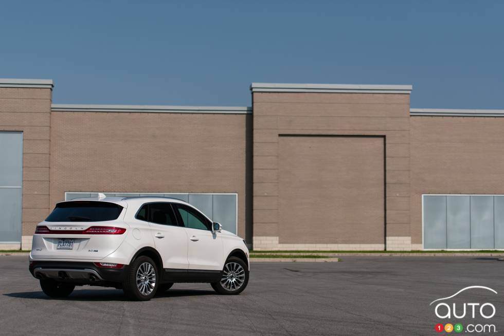 2016 Lincoln MKC Ecoboost AWD rear 3/4 view