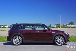 Vue de côté de la MINI Cooper S Clubman 2016