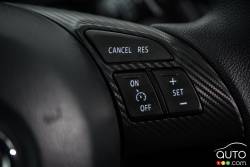 Commande pour le régulateur de vitesse sur le volant de la Toyota Yaris 2016