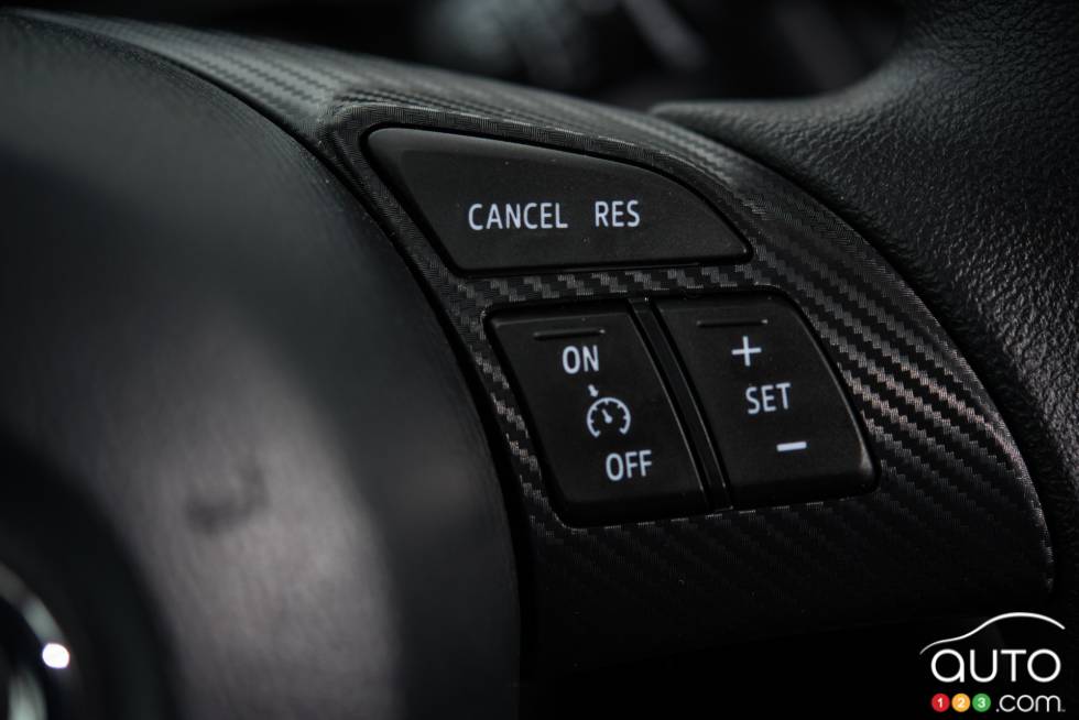 2016 Toyota Yaris steering wheel mounted cruise controls