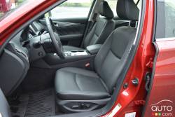 2016 Infiniti Q50 front seats