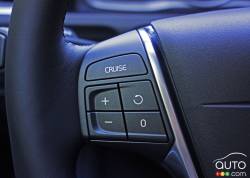 Commande pour le régulateur de vitesse sur le volant de la Volvo V60 T5 2016