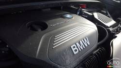 Détail du moteur de la BMW X1 2016