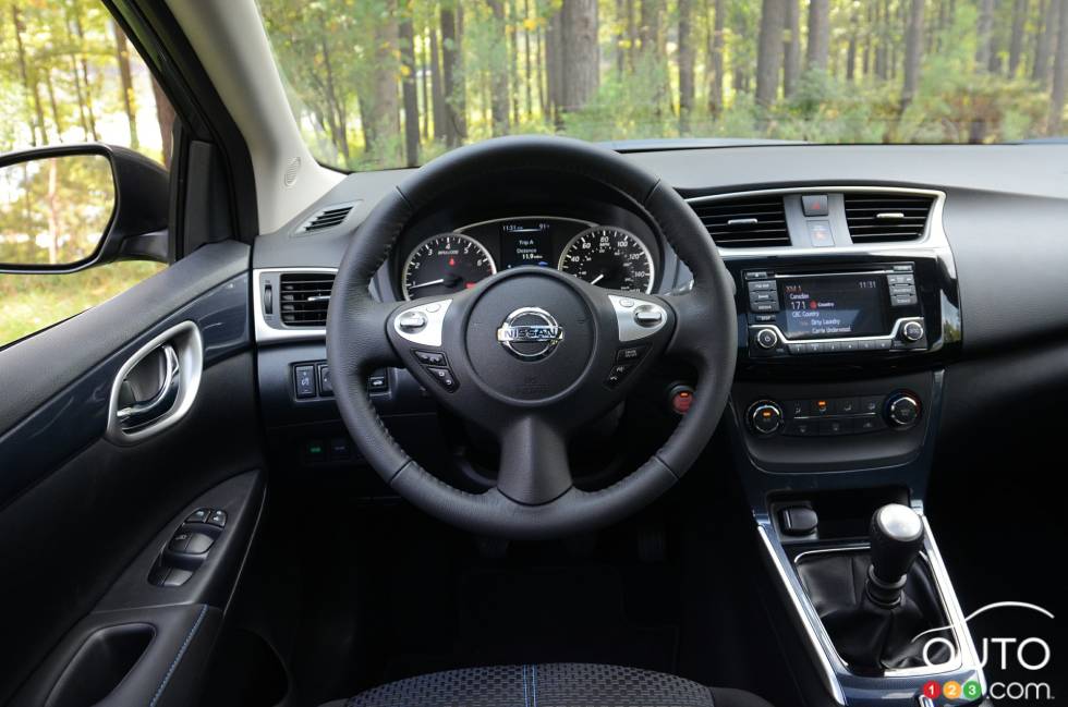 Habitacle du conducteur de la Nissan Sentra SR Turbo 2017