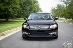 Vue de face de la Volkswagen Passat 2015