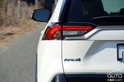 Vue arrière du Toyota RAV4 XSE Hybride 2019