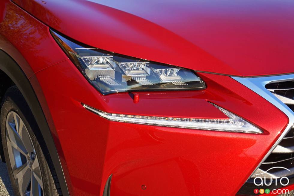 2016 Lexus NX 300h executive headlight