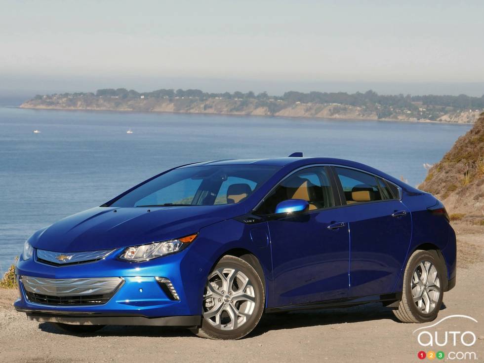 2016 Chevrolet Volt front 3/4 view