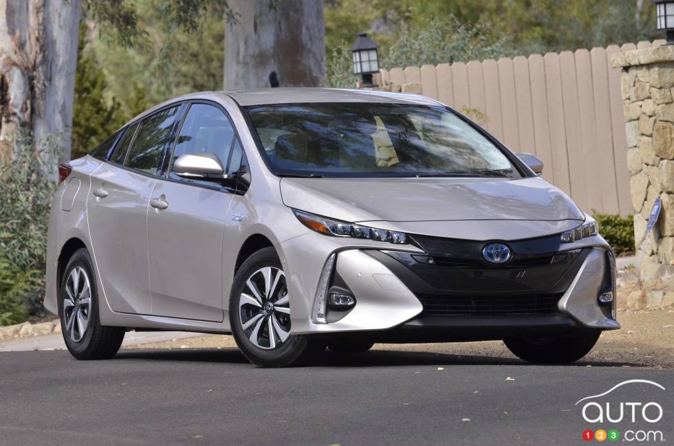 2017 Toyota Prius Prime front 3/4 view