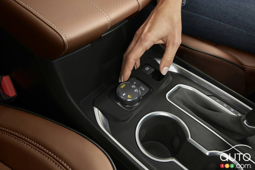 La nouvelle sélection du mode de traction est standard sur tous les modèles Traverse et permet au conducteur de faire des ajustements en temps réel du mode de conduite du véhicule pour tenir compte des différentes conditions routières. Sur les modèles AWD disponibles, il permet également de déconnecter complètement le système de l'essieu arrière, ce qui permet d'économiser du carburant et d'améliorer le raffinement.