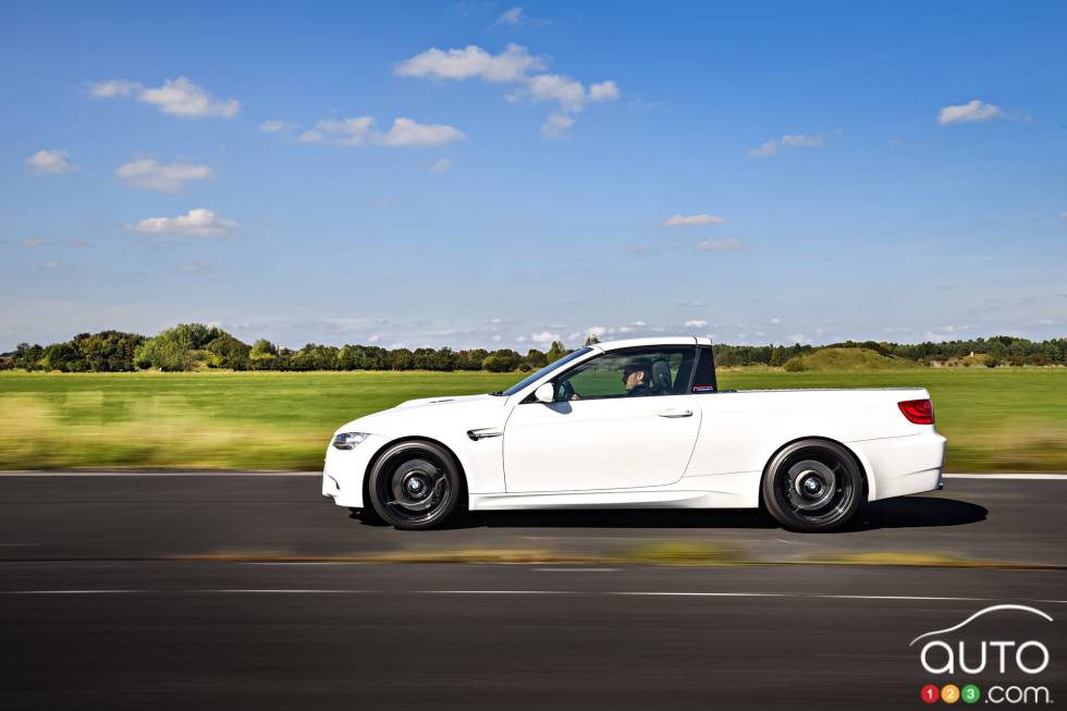 Vue de côté de la camionnette BMW E92 M3