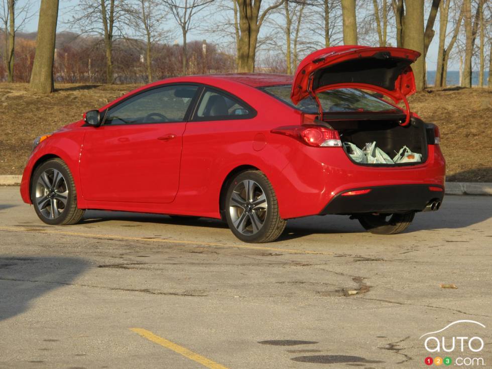 Vue 3/4 arrière avec le coffre ouvert