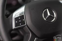 Commandes audio montées sur le volant