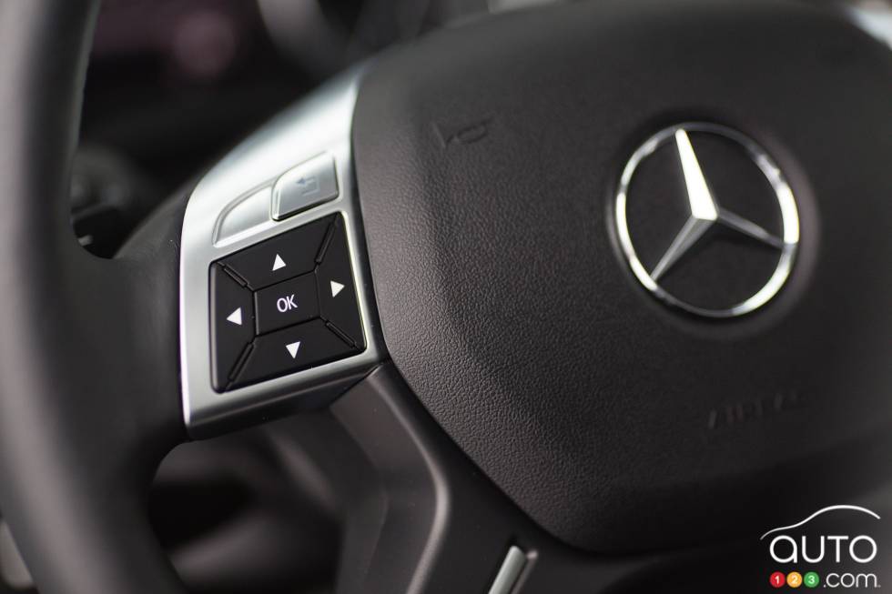 Commandes audio montées sur le volant