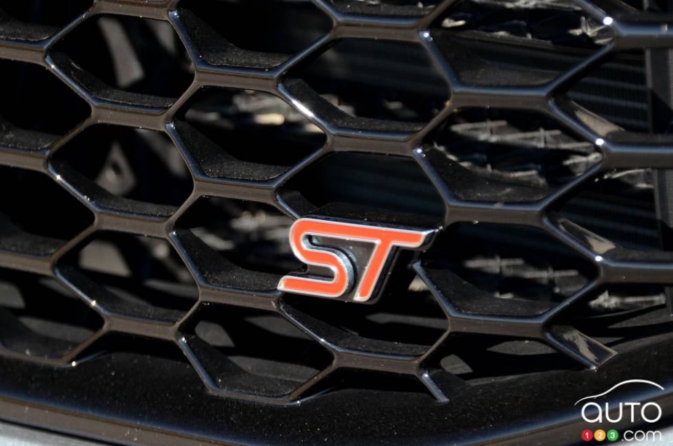 We drive the 2020 Ford Edge ST 