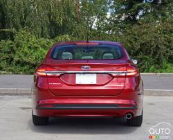 Vue arrière de la Ford Fusion Hybride 2017