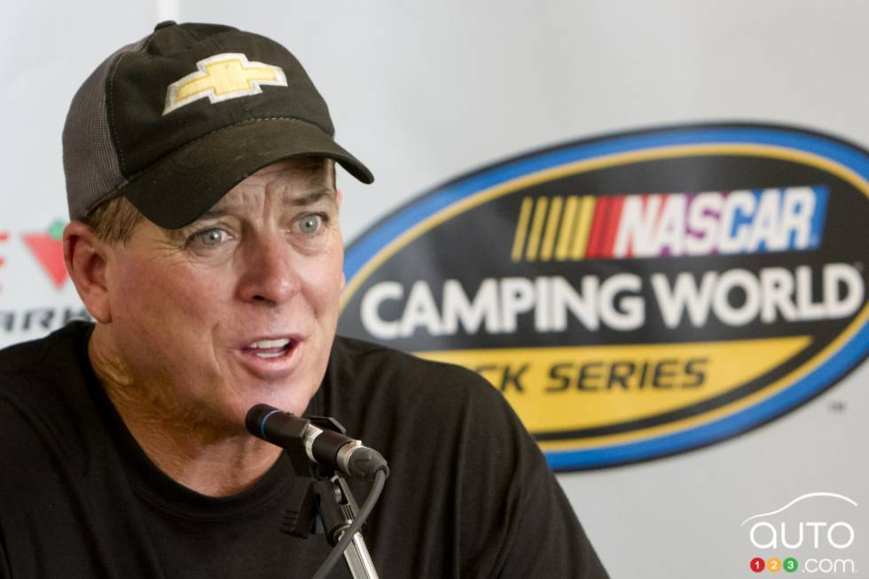 Ron Hornaday Jr, Chevrolet NTS Motorsports s'entretient avec les médias avant a qualification