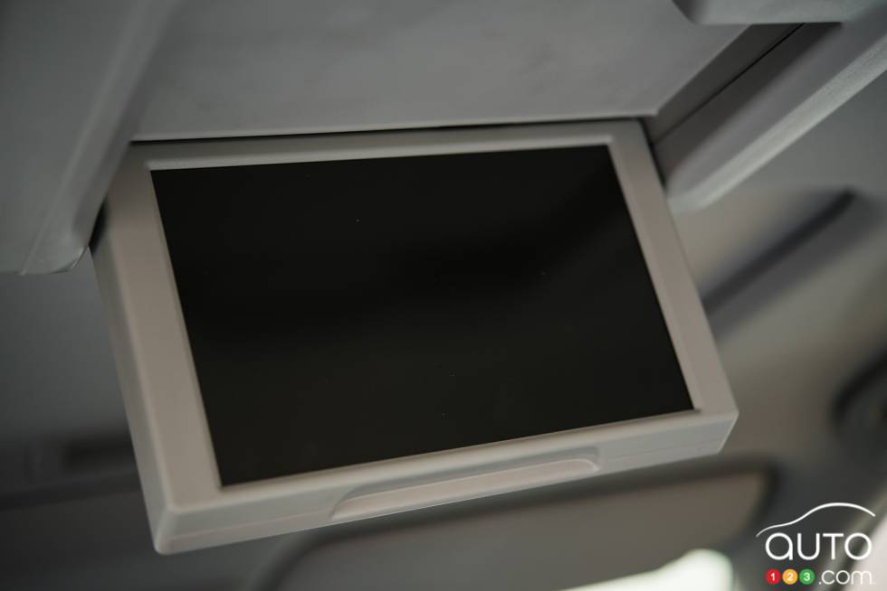 2016 Honda Pilot Touring rear passenger entertainment screen