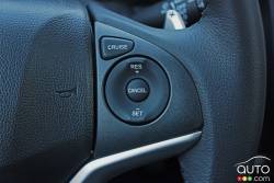Commande pour le régulateur de vitesse sur le volant de la Honda Fit EX-L Navi 2016