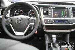 Habitacle du conducteur du Toyota Highlander LE plus 2016