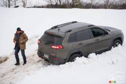 Enlisé dans la neige avec la Jeep Cherokee Trailhawk 2016