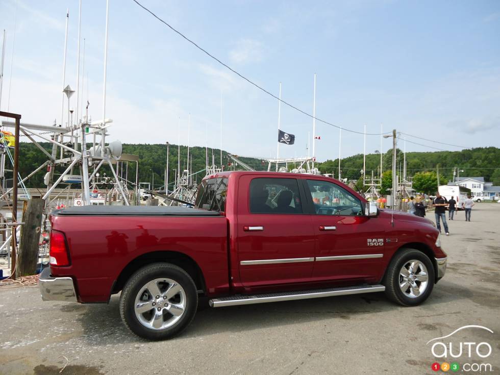 Vue de côté du Ram 1500 Ecodiesel 2015