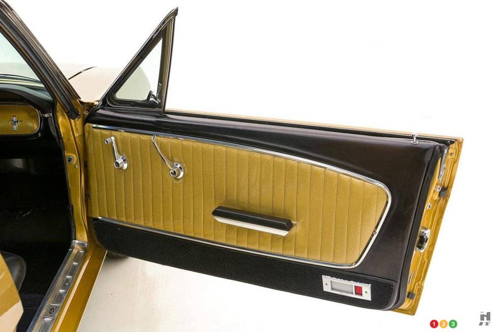 1965 Ford Mustang (Gold)