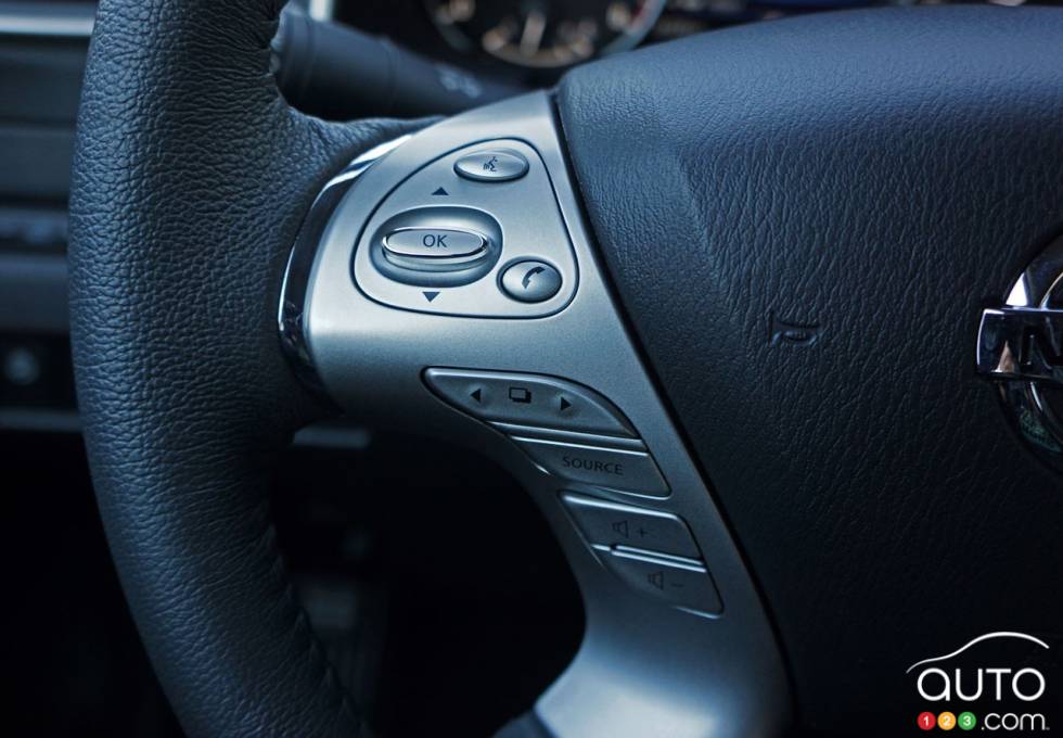 Commande pour audio au volant du Nissan Murano Platinum 2016