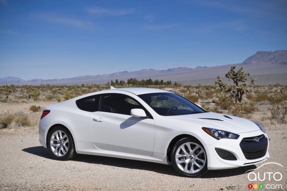 Vue 3/4 avant dans le désert