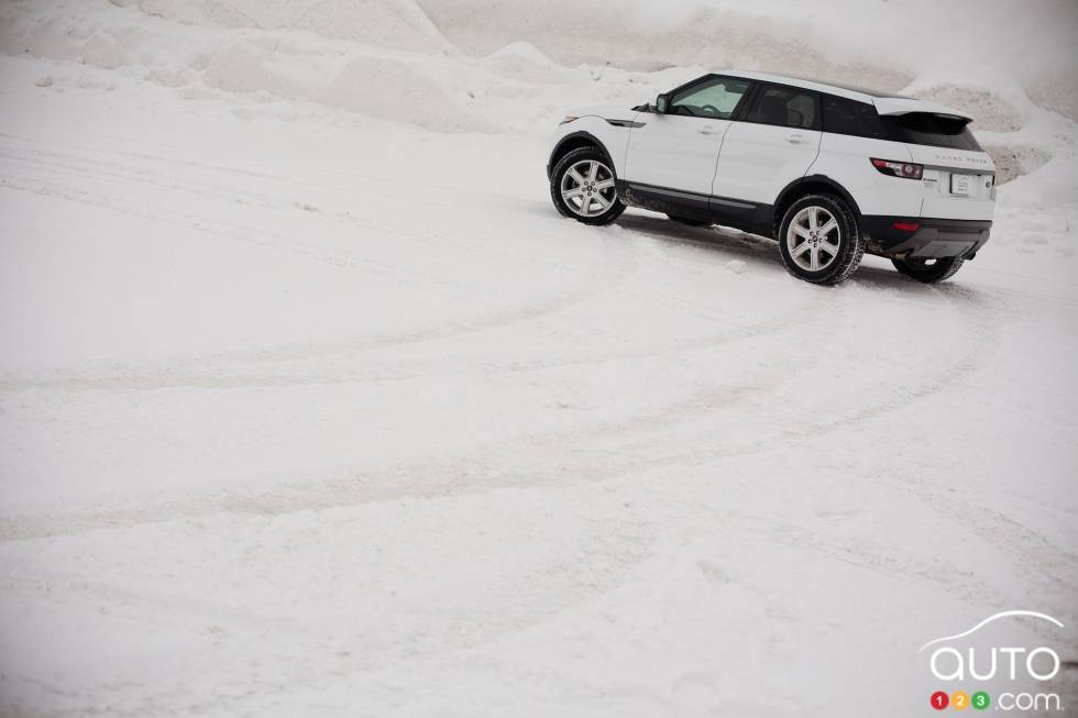 Vue 3/4 arrière gauche éloignée
