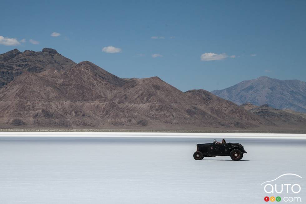Une scène typique du Speedweek : un roadster Ford sans ailes sur la piste.