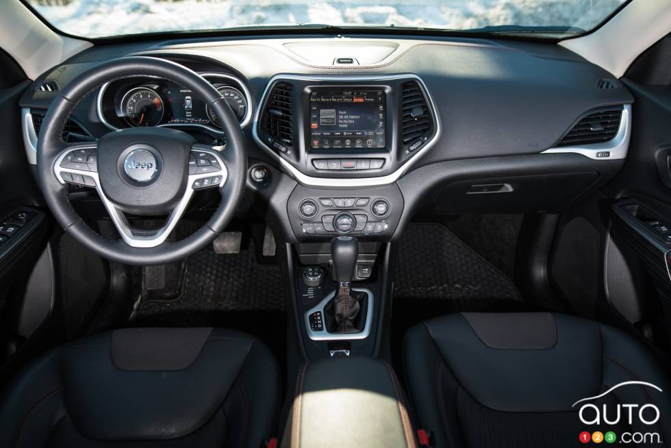 2016 Jeep Cherokee Trailhawk dashboard