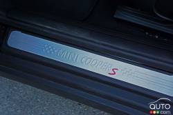 Garnissage des seuils de la MINI Cooper S Clubman 2016