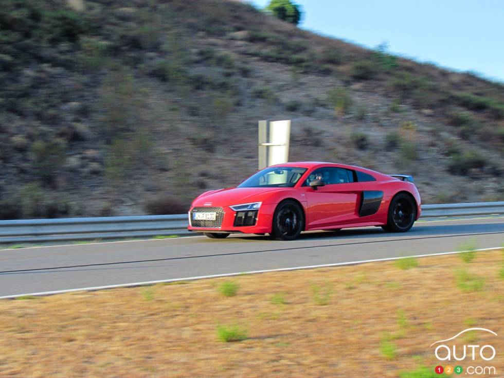 2016 Audi R8 front 3/4 view