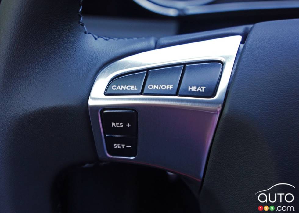 Commande pour le régulateur de vitesse sur le volant de la Bentley Continental GT Speed Convertible 2016