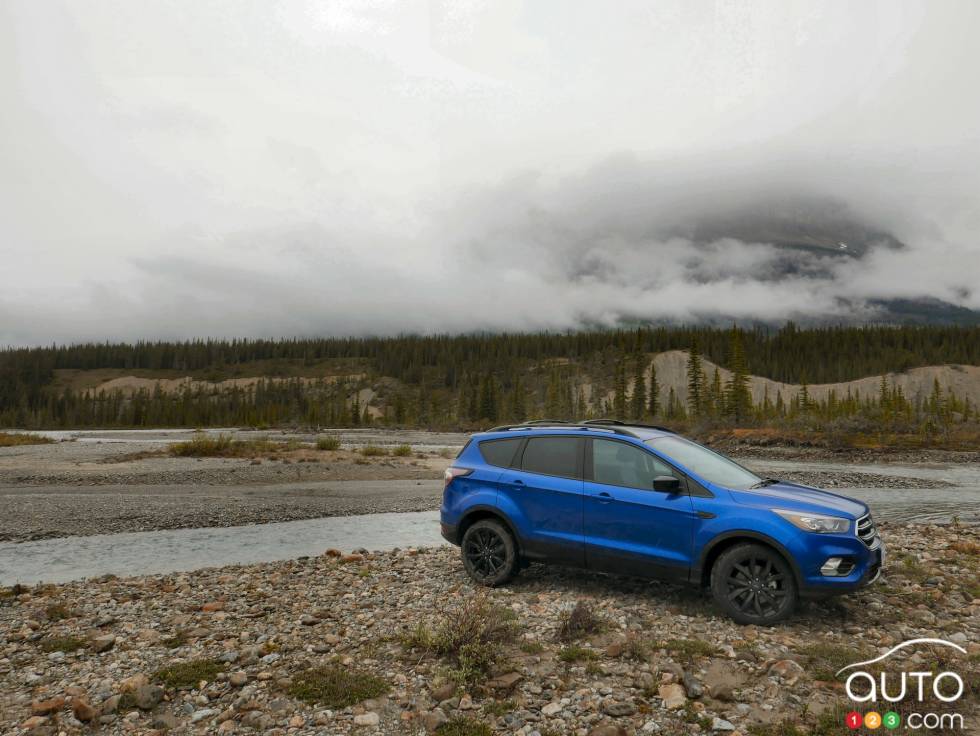 Vue de côté du Ford Escape 2017