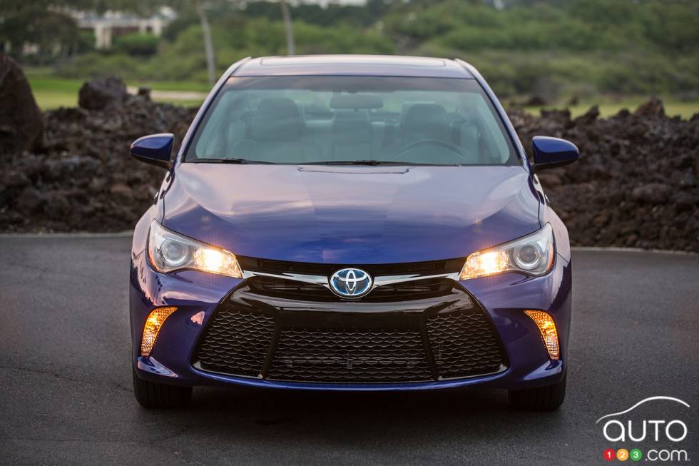 2016 Toyota Camry Hybrid front view