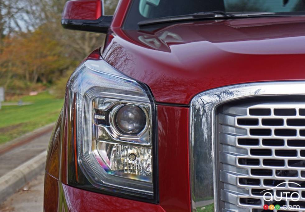 2016 GMC Yukon Denali headlight