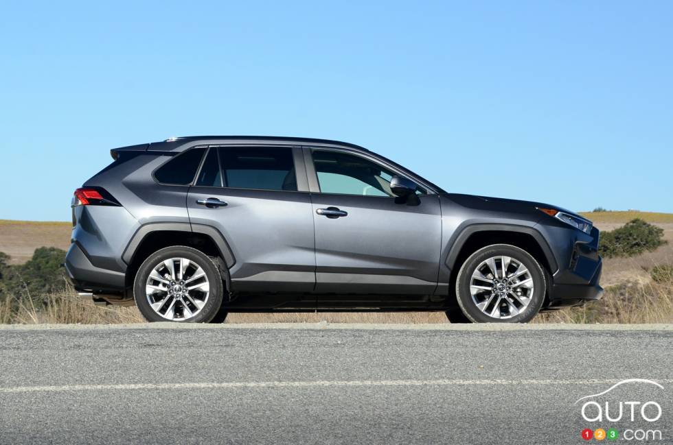 Vue de profil du Toyota RAV4 Limited 2019