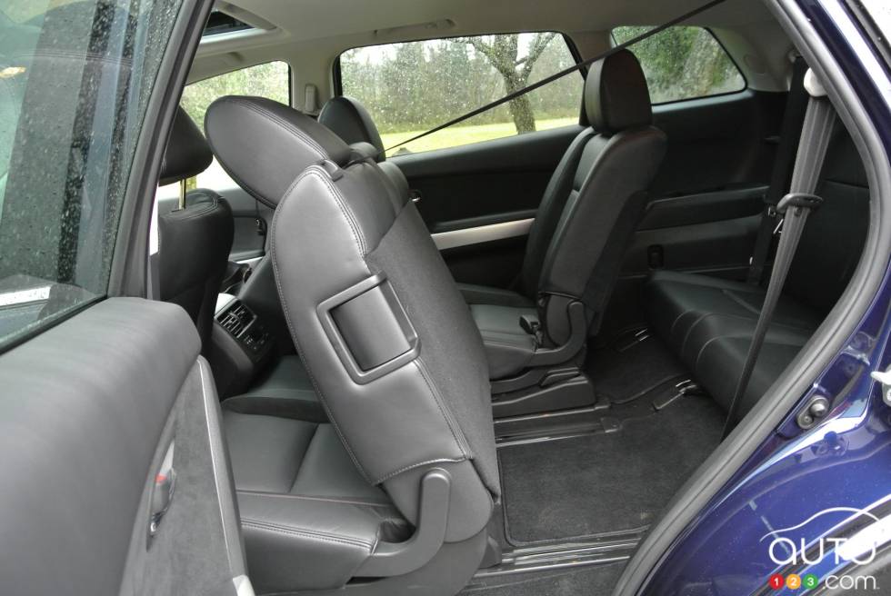 Sliding 2nd row seat