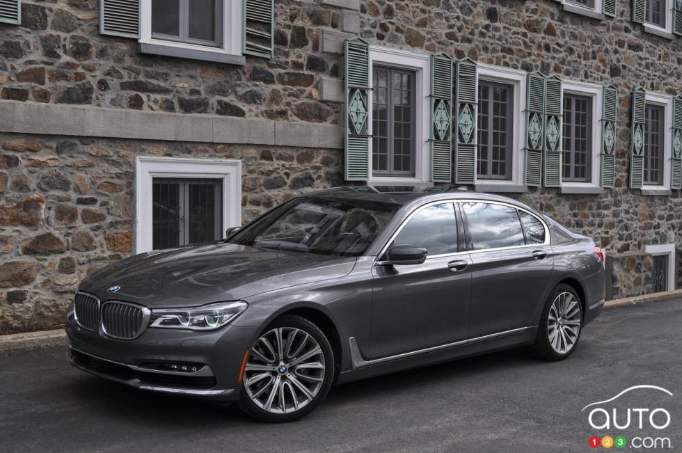 2016 BMW 750Li xDrive 3/4 front view